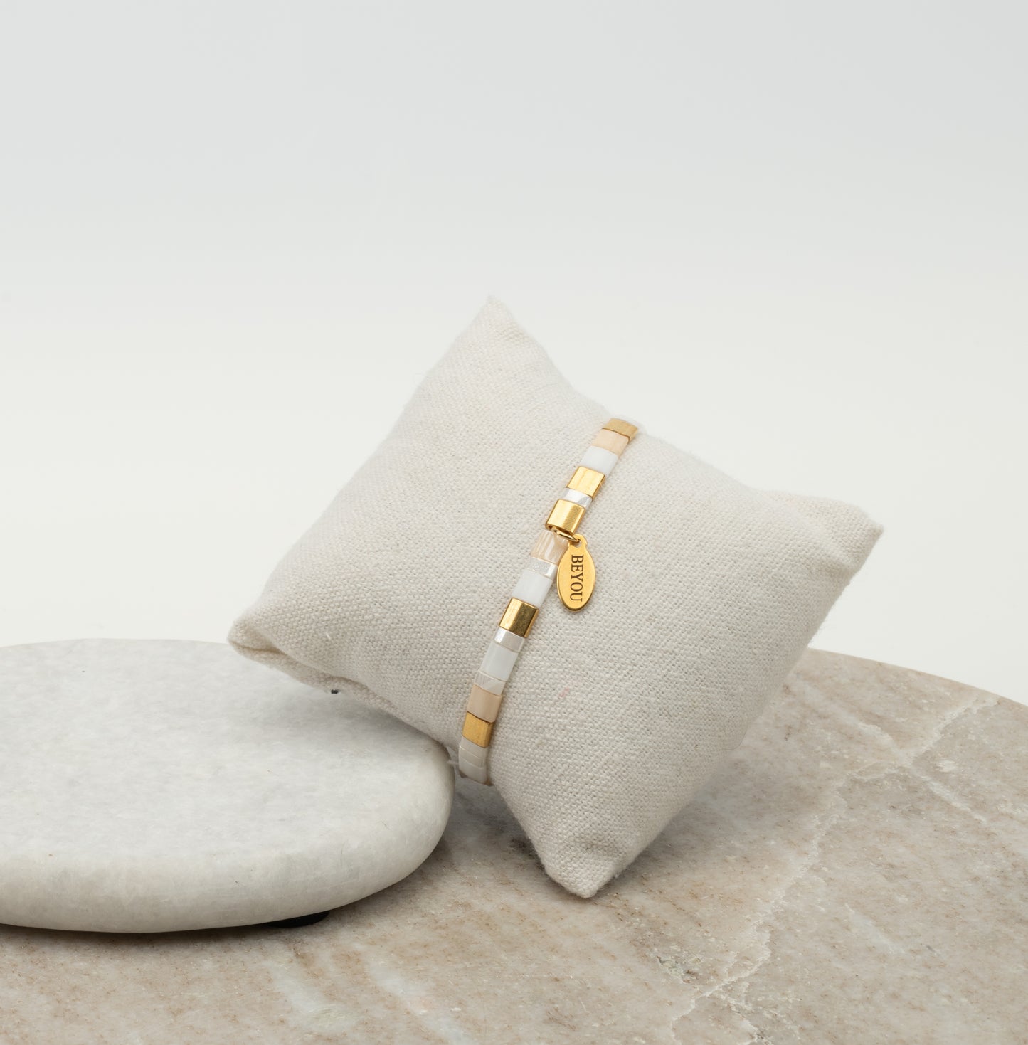 ARMBAND PLATTE KRALEN - WHITE & BEIGE