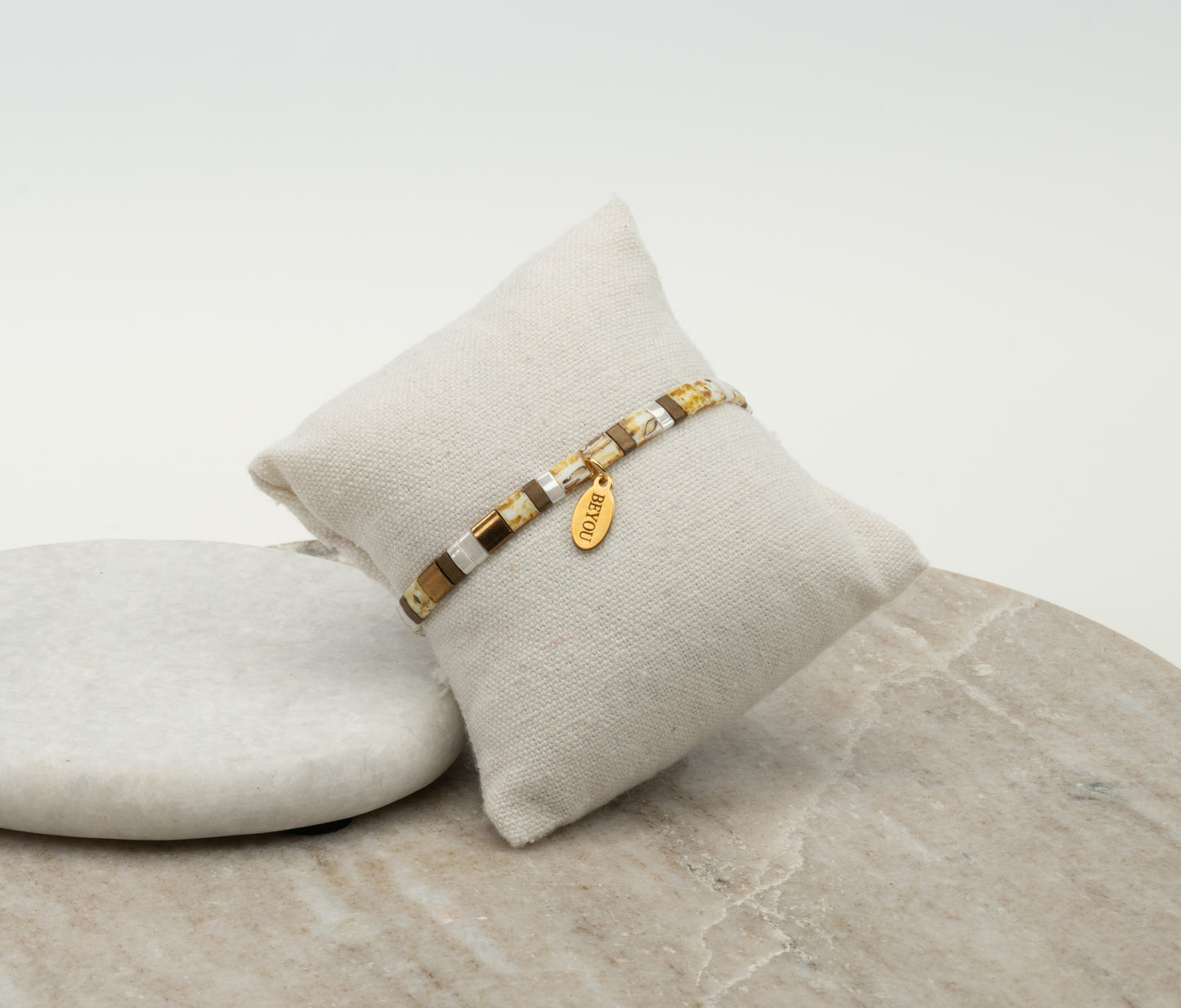 ARMBAND PLATTE KRALEN - WHITE, BRONZE & TIE DYE