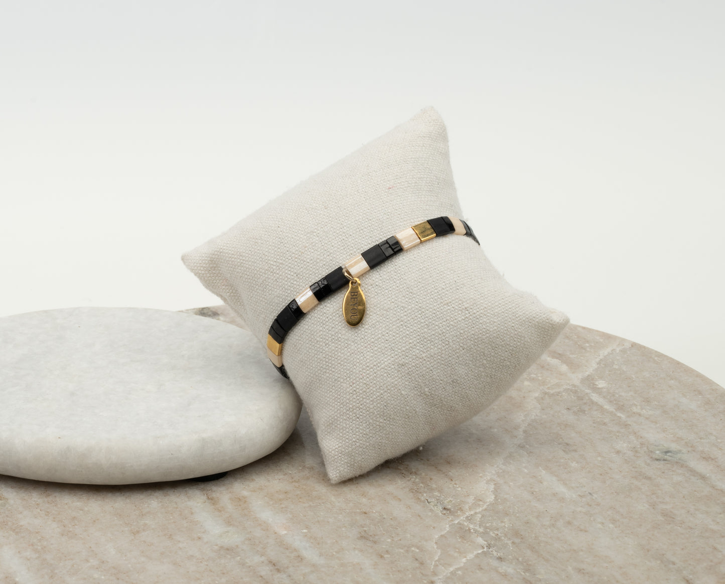ARMBAND PLATTE KRALEN - BLACK & BEIGE