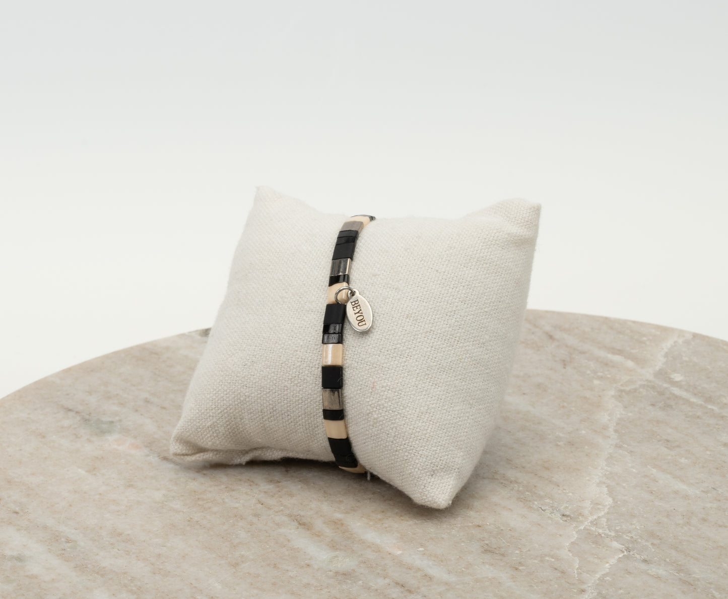 ARMBAND PLATTE KRALEN - BLACK & BEIGE