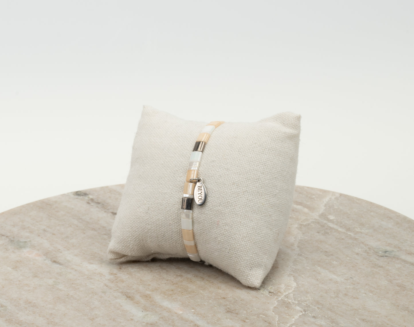 ARMBAND PLATTE KRALEN - WHITE & BEIGE