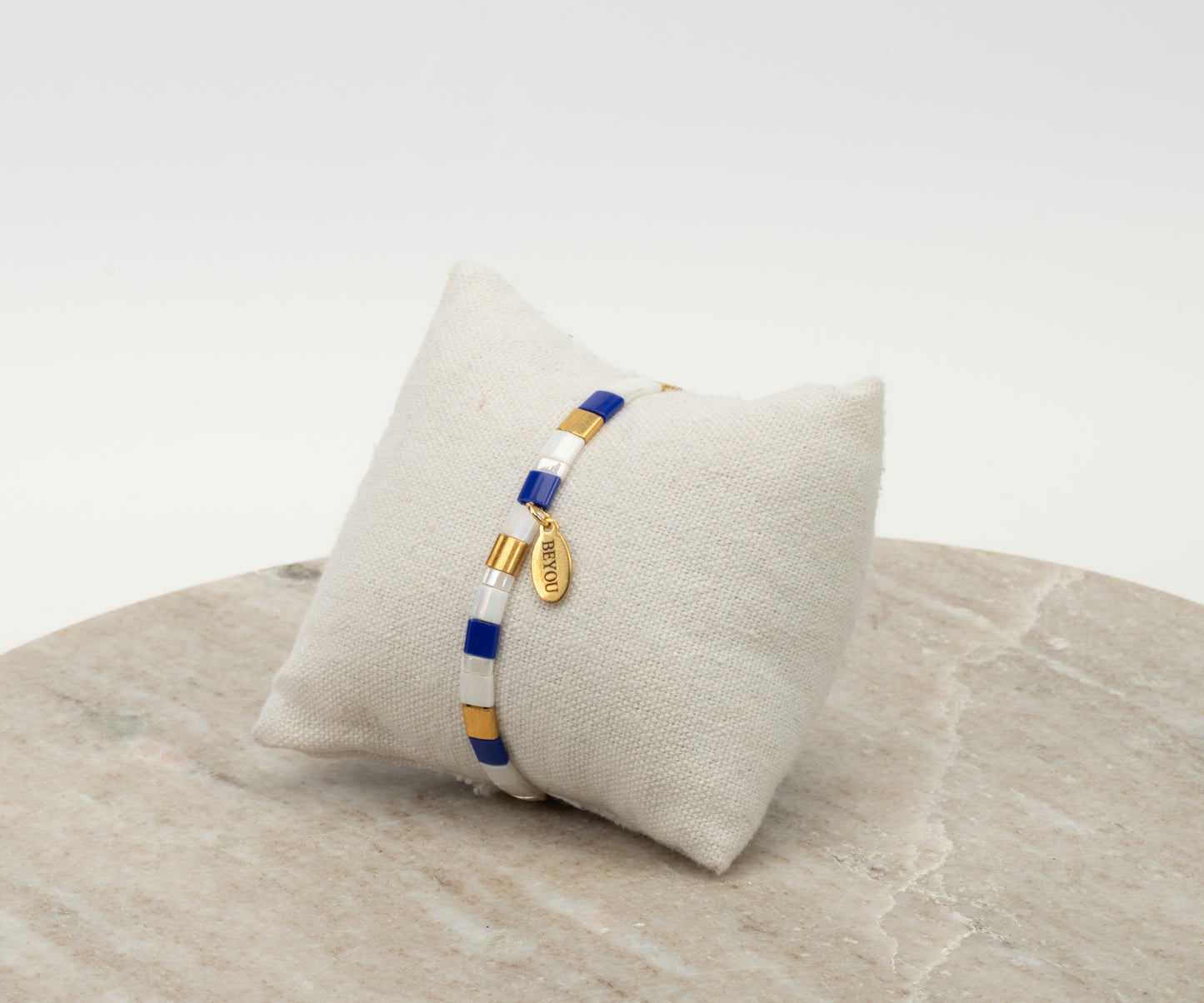 ARMBAND PLATTE KRALEN - BLUE & WHITE