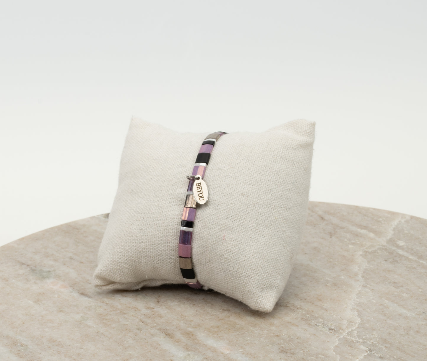 ARMBAND PLATTE KRALEN - WHITE, BLACK & PURPLE