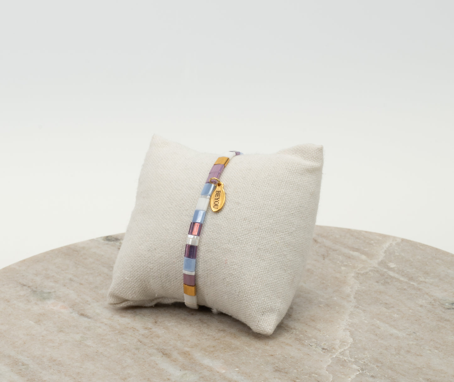 ARMBAND PLATTE KRALEN - LIGHT BLUE, PURPLE & WHITE