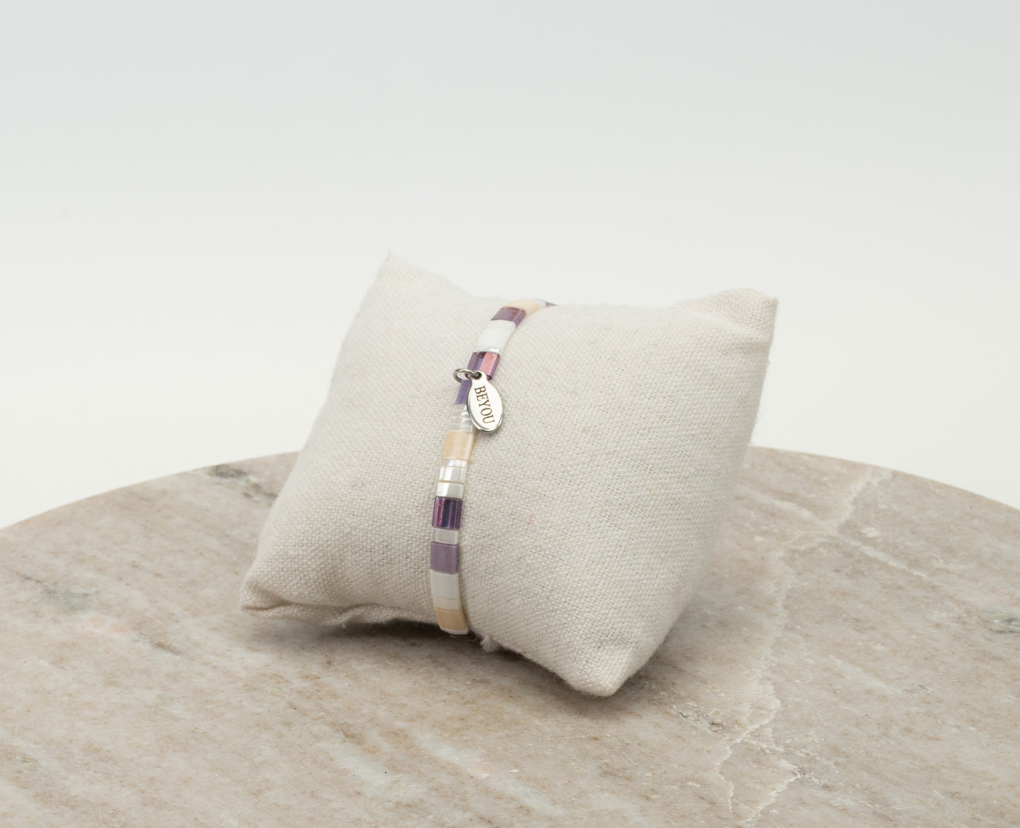 ARMBAND PLATTE KRALEN - PURPLE, BEIGE & WHITE