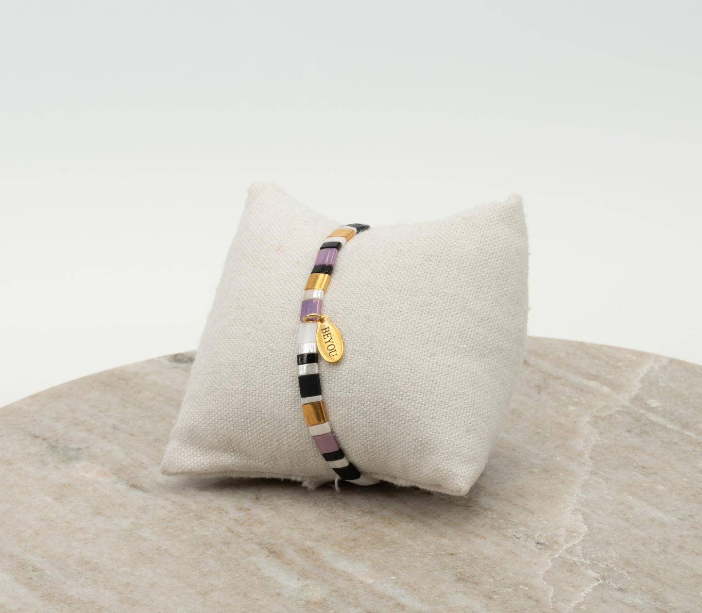 ARMBAND PLATTE KRALEN - WHITE, BLACK & PURPLE