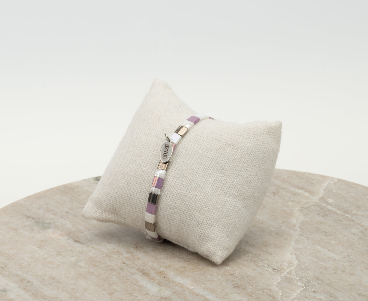 ARMBAND PLATTE KRALEN - WHITE & PURPLE