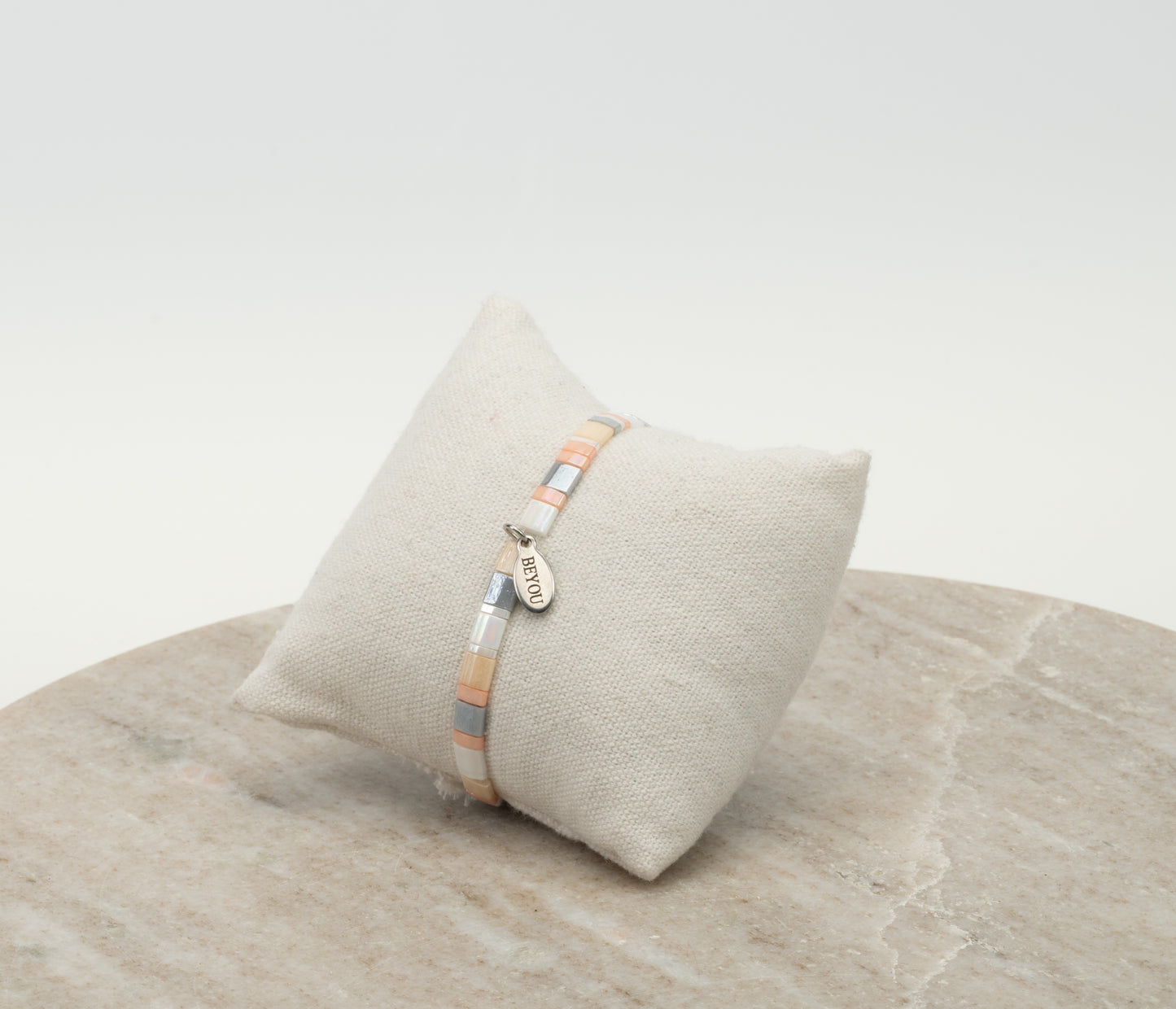 ARMBAND PLATTE KRALEN - SALMON PINK, BEIGE, WHITE & GREY