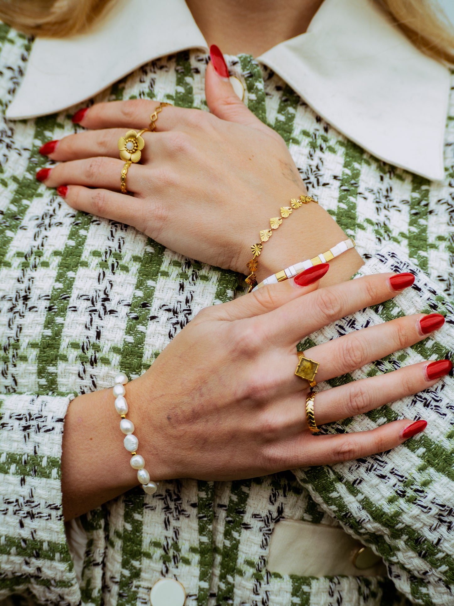 ARMBAND PLATTE KRALEN - WHITE & BEIGE
