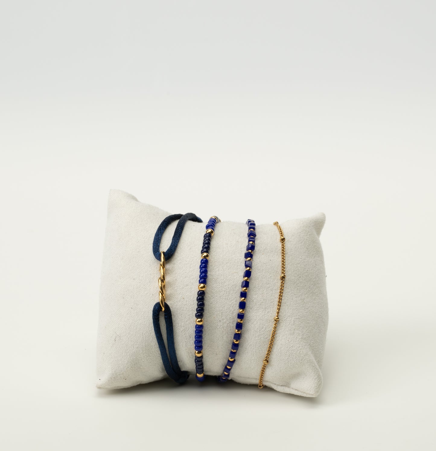 ARMBAND DARK BLUE BEADS