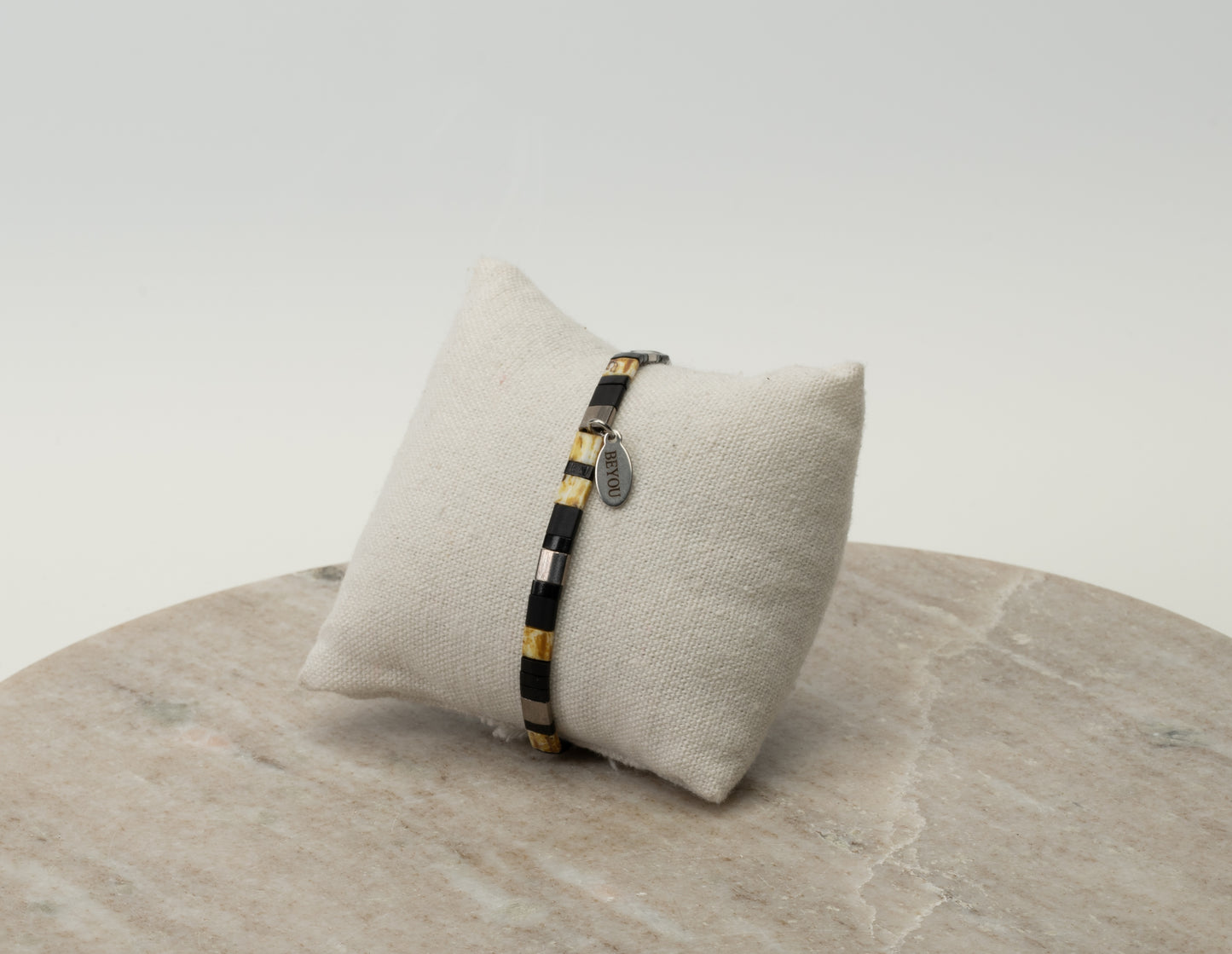 ARMBAND PLATTE KRALEN - BLACK & TIE DYE