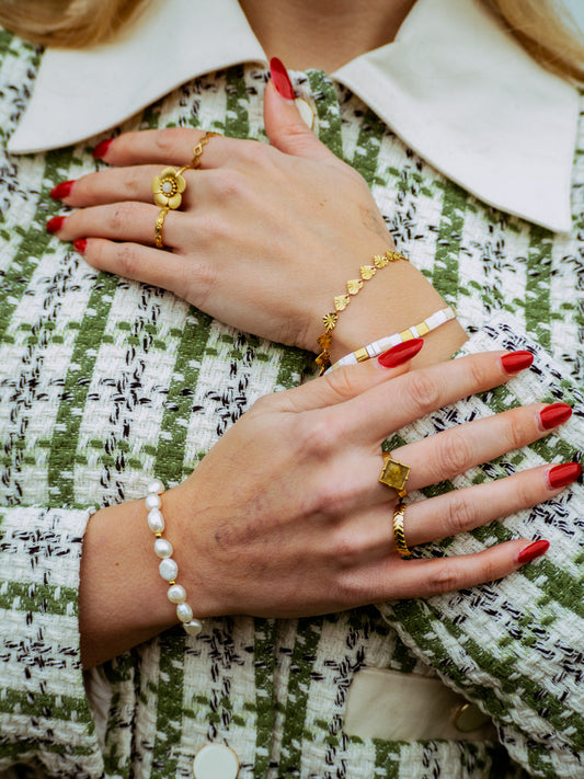 ARMBAND PLATTE KRALEN - WHITE & BEIGE